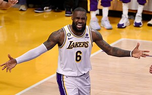 LeBron James Bloodies Scott Foster After On-Court Collision