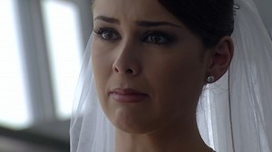 Después de que Lorena confesara que Héctor y Rubí huyeron juntos, Alejandro corre al aeropuerto para enfrentarlos, pero Maribel al seguirlo es quien los ve besándose en la escalera. #Rubí, #SoloEnBlim en: https://blim.onelink.me/Cs9x/fbnvrubi04blim | tlnovelas