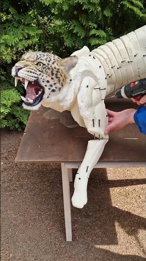 We create a pose for a realistic leopard replica to order🐆