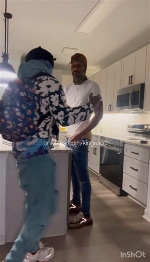 The plug pulled up w/ his whole ass out 👅