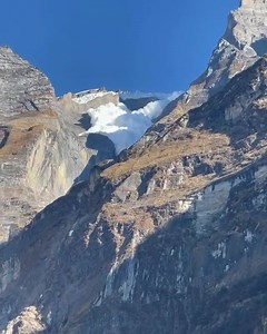 Wait for it! Avalanche Shockwave! The avalanche compresses the air in front of it that is being displaced. The blast from this air can be what kills you, cover your eyes and your ears. What an interesting terrain trap! @naren32 • • • • • • Here comes full video of huge avalanche, had to spend overnight at Kapuche lake in order to catch this moment and it eventually paid off 😀 | Everest Experts