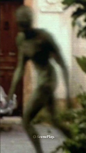 This scene still gives me chills! 😳 | 🎞️ Signs (2002) | Dir. M. Night Shyamalan