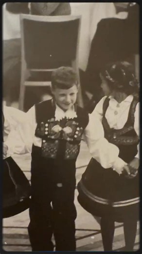 👀🎻Visste du at Kronprins Haakon og Prinsesse Märtha Louise har vært med i Norsk Folkemuseums dansegruppe? Museets dansegruppe har en over 70 år lang tradisjon med å formidle norsk folkedans til barn og unge. I dag består gruppen av rundt 70 aktive medlemmer💃 Neste uke starter vi opp med nye dansekurs for barn og ungdom - og det er enda tid for å melde seg på!😃 Timeplan, påmelding og mer informasjon finner du her👉https://norskfolkemuseum.no/norsk-folkemuseums-dansegruppe Nysgjerrig på hvorda