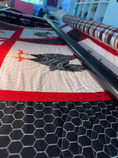 🐔 Nothing beats a coop full of happy chickens! 🐔 Just finished quilting this utterly charming appliqué chicken quilt for a client, and I am so in love with how it turned out! The playful, farm-fresh vibe of the top just called for a pantograph that was equally soft and whimsical. Enter the “Golden Curls” panto! 🌀 I chose this design because its continuous, flowing curls remind me of gentle barnyard breezes and fluffy feathers. It adds a beautiful, all-over texture that doesn’t compete with th