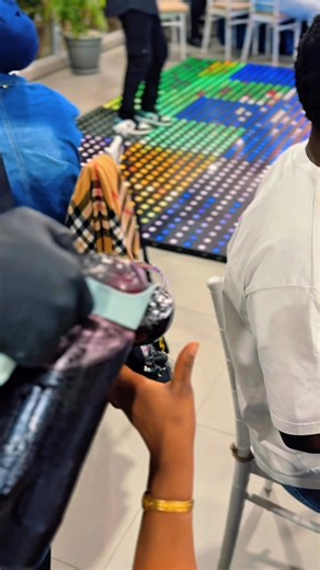 𝐂𝐡𝐞𝐳 𝐓𝐄𝐑𝐀 𝐄𝐕𝐄𝐍𝐓𝐒, 𝐨𝐧 𝐠𝐚𝐫𝐝𝐞 𝐥𝐚 𝐥𝐢𝐠𝐧𝐞 : 𝐜𝐫é𝐞𝐫 𝐝𝐞𝐬 𝐞𝐬𝐩𝐚𝐜𝐞𝐬 𝐝𝐞 𝐬é𝐫é𝐧𝐢𝐭é 𝐝’𝐮𝐧𝐢𝐨𝐧 𝐞𝐭 𝐝𝐞 𝐛𝐞𝐚𝐮𝐭é. Il y’a quelques semaines, nous avons eu le privilège d’accompagner notre cliente dans la célébration des 50 ans de vie de son époux. Une soirée remplie d’amour, de rires et de gratitude, où chaque détail — de la salle au buffet et bar à cocktails, du gâteau au Tea Time — a été pensé pour que tout respire la joie simple et vraie. Merci à toutes 