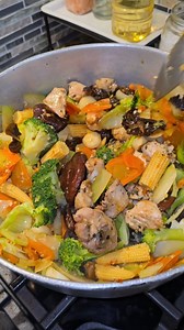 Chunky Veg, made at home 😍🥢 This is such a great dish for adding more veggies to your meals 🌱 It can be a little pricey when you order it out, but it’s so easy (and budget-friendly) to make at home 💚 I love loading mine with: 🍄 Mushrooms 🌽 Baby corn 🥦 Broccoli 🥬 Water chestnuts 🥒 Christophene (chayote) 🥕 carrots Simple, colourful, and packed with flavour, perfect with rice, noodles, or just on its own Homemade chunky veg always hits different 💁🏽‍♀️✨ #ChunkyVeg #VeggieLovers #EatMoreV