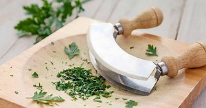 Como usar um mezzaluna?