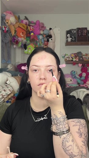 i finallyyyyyy dyed my hair 😫😫 (it was much needed) here’s all the products 🩷🩷 primers : essence hello good stuff : hydrate and plump primer elf poreless putty primer nyx the face glue primer base : foundation - about face the performer foundation shade : f1 neutral cream bronzer - about face beach freak shade : beach goth liquid blush - essence baby got blush : blushin berry concealer - essence silky blur hydrating long wear : 50 fenty we’re even hydrating long wear : 100C loose powder - hu