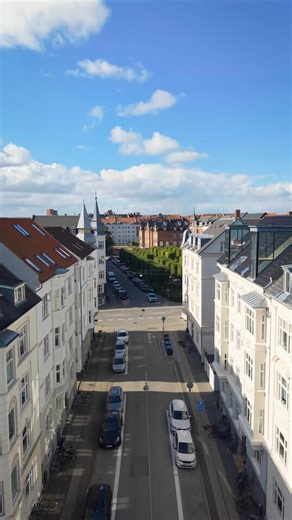 🌿🌿 STEMNING OG SJÆL PÅ FREDERIKSBJERG 🌿🌿 Oplev Frederiksbjerg – et af Aarhus' mest charmerende kvarterer! Her finder du hyggelige gader som Ingerslevs Boulevard og de små sidegader, hvor stemningen emmer af liv og lokal charme 🌸 Slå dig ned i en af de grønne parker, gå på opdagelse blandt smukke lejligheder og mærk den helt særlige atmosfære, der gør Frederiksbjerg til noget helt særligt 💚 Har du en favoritspot på Frederiksbjerg? 👇 | Nybolig Aarhus C - Bruuns Bro Lejligheder