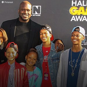 "We're not rich. I'm rich. Shaquille O'Neal's words caused fury within his family. The former basketball player has amassed a fortune of more than $400 million, but said he would not give a penny to those around him. His words were shared by thousands of people, who found him to be a great example of a father, and his "greedy" decision had a very important purpose behind it... Subscribe for more https://bit.ly/yt-upsoclicons | Icons