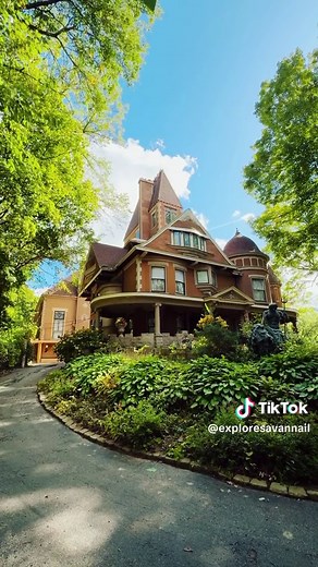 A castle in Illinois?! Yup, It’s an actual 𝐂𝐀𝐒𝐓𝐋𝐄 tucked away on a hill in the middle of Savanna. There are 63 elaborate, themed rooms throughout the six-story home and each is more stunning than the last. The massive home is a testament to the owners undying love. Alan & Adrianne were childhood sweethearts married for 31 years. 🧡 You HAVE to see it, it’s unbelievable. #illinois #enjoyillinois #illinoischeck #savannaillinois #exploresavanna #castle #oddlysatisfying