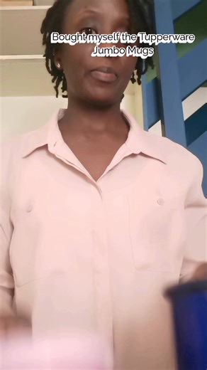 I finally bought myself the Tupperware Jumbo Mug! I reheated porridge easily in the microwave, and the big handle keeps fingers safe — perfect for kids. ⚠️ Do not reheat with the cover on. On Sundays, since mornings are usually rushed because of church, I had leftover tea. I covered it in my Mug — instead of leaving it in the sufuria or flask, since it was just a small portion — and in the evening I simply reheated it in the same Jumbo Mug. Still fresh! Life made easy and convenient with Tupperw