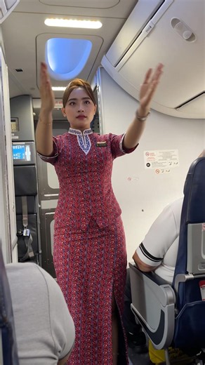 Safety Demo on a Boeing 737 #flightattendant #cabincrew #flightattendant
