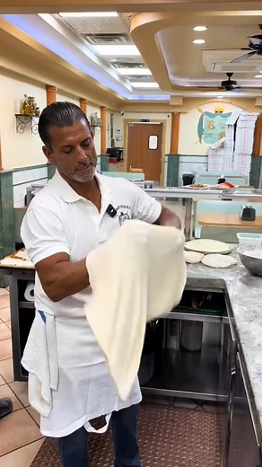 35K views · 694 reactions | What are we making dad? - White Pizza #greenscreen #fbviral #viralvideo? #fbreelsfypviralシ | Crispy pizza | Facebook