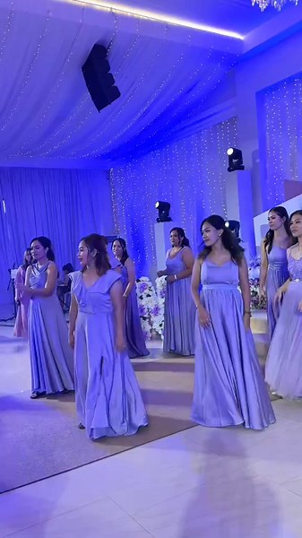 Sobrang nakaka proud ang team bride! We learned the dance 15mins before the start of the program and ang perfect nila. Teasing the team groom a little kase ayaw nila sumayaw pero mukang nagbaho isip nila nung nakita nila yung performance ng team bride haha. #weddinghost #hostangelcastro #eventhost #bridemaids #bridesmaiddance