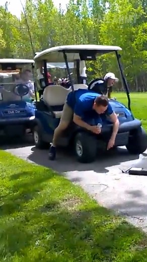 FailArmy on Instagram: "What a drive down the fairway 🏌️⛳️ #FailArmy #USOpenGolfChampionship #golfing #golffails #safetyfirst"
