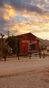 👇 Booking Details📍Joshua Tree, CA ❗Save this for your next visit to Joshua Tree! 🌐 Book now through the link in our bio & SAVE 10% off your first stay! Experience a truly elevated escape with amenities like: 🛁 Outdoor soaking tubs 🧊 Cold plunge pools & saunas 🔥 Firepits with desert views 🧘‍♂️ Yoga deck meditation stools 🌌 Stargazing beds 🏊 Pools hot tubs 🏠: Ft @prism_joshuatree | @stargaze_escape | @mulberryandpine | Steel and Solace 📸 : @shelbywilray | @skyfrost 🎬: @hiddengem.stays 