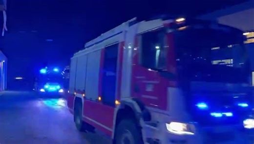 EINSATZ Zum 9. Einsatz im neuen Feuerwehrhaus wurden wir heute Abend alarmiert. Aufgrund des Arbeitstages waren zahlreiche Kameraden anwesend und der Löschzug rückte gemeinsam aus. Das dabei entstandene Video wollen wir euch nicht vorenthalten. #feuerwehr #ff #enns #ffenns #feuerwehrhaus #neubau #einsatz | Freiwillige Feuerwehr Enns