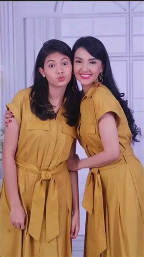 i:lucu banget, warna baju nya mutiara senada sama ibu Riyanti😍😍😍