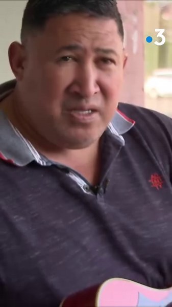 C'est en chanson que Soso nous accueille dans son restaurant à proximité du stade Aguiléra à Biarritz. Pilier emblématique du Biarritz Olympique, Sotele Puleoto a remporté plusieurs titres de champion de France au début des années 2000 avec le club. À l'heure où un changement de direction est abordé, il apporte son soutien à la direction actuelle. Soso ouvre la boîte à souvenirs dans Rugby magazine, samedi à 12h30 sur France 3 Nouvelle-Aquitaine et en replay sur France tv #rugby #biarritzolympiq