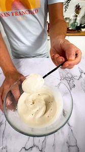 On te montre comment réaliser une mayonnaise... Mais sans œufs 😉 La recette détaillée : https://bit.ly/3WyeffH | Marmiton