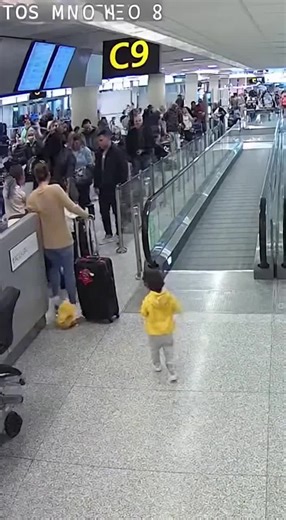 Mom Screams for Help Toddler Heads Toward Escalator 🚨🛝#foryou #sora