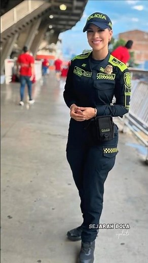 This stadium security guard in Colombia is really special!