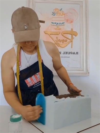 @agustinabakeoff preparó esta increíble torta para el cumple de su hermano, con estructura tipo galés, tres rellenos y un diseño que sigue la última tendencia en tortas decoradas ✨ Ganache de chocolate de @ayepale_ar para un sellado impecable ✨ Forrada y decorada con @pastaballina #PastaBallina #Ayepalé #GanacheDeSellado #TortasDecoradas #Repostería