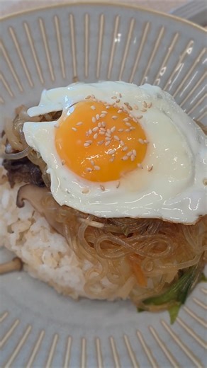 チャプチェ丼！もちもち麺とご飯のご馳走 🍚🥢 / Japchae Noodles over Rice! Authentic Korean Home Cooking