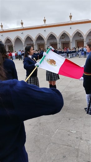 Los lábaros patrios mexicanos son los tres símbolos nacionales: la Bandera, el Escudo y el Himno Nacionales. 🇲🇽 La bandera, con sus franjas verde, blanco y rojo, representa la esperanza, la unidad y la sangre de los héroes que lucharon por la independencia. El escudo, que muestra un águila devorando una serpiente sobre un nopal, se basa en la leyenda mexica de la fundación de Tenochtitlán y simboliza la victoria del pueblo. El himno nacional es una pieza musical que une social, política y cult