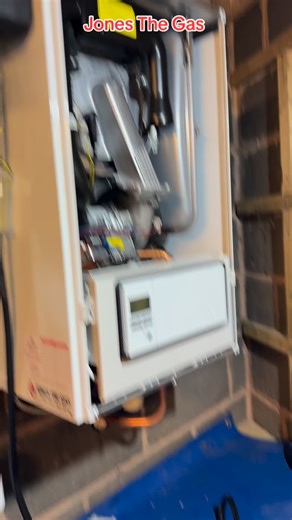 Got this handy ignition spark tester available on my TikTok Shop 👨‍🔧🔥 It fits between the ignition electrodes and the HT lead so you can visually see if you’ve got a spark — absolute game-changer for quick fault finding. 💡 Cheap 💡 Effective 💡 Lives in the tool bag full-time Perfect little diagnostic tool for any gas engineer ✅ #IgnitionTester #SparkTester #BoilerFaultFinding #GasTools #diagnostictools | Jones the Gas