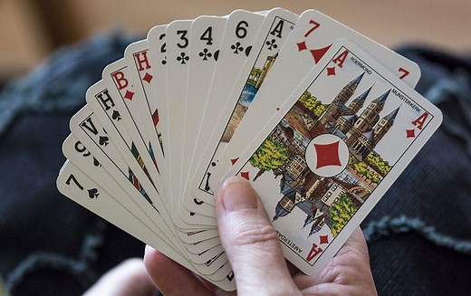 Belote : règles du jeu, combinaisons, valeurs, calcul des points