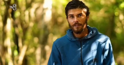 Barış baktı ki diğer kızdan hikaye çıkmayacak hemen rotayı başka kıza çevirdi. Oy toplamak için karakterini de satar bu adam. Gerçi sattıda…#survivor2026