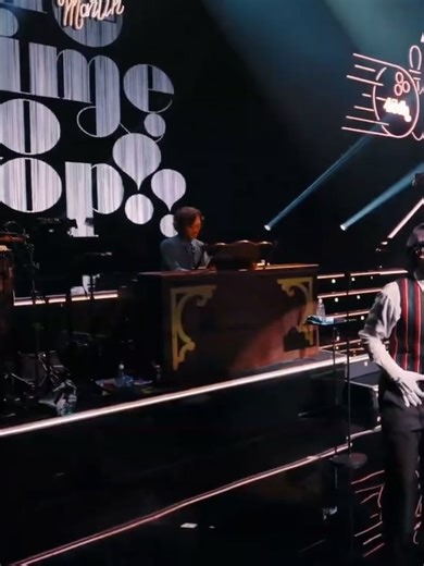 DAISUKÉ on Instagram: "時計回りターンが少し上達😆 さっきNHK BSのマーチンさん特番を観ていたら思いの外ツアーの映像が沢山でこの1年を思い出しておりました。 め組のひとのターンが2回とも映ってて、沢山練習した成果を出せて良かったなぁとしみじみw このディナーショー期間も沢山練習したので、 夏のツアーよりもターンのスピードが上がった気がします。 福岡、神戸、東京、大阪の曲リハの時のターンを見比べてもどんどん早くなってる。 練習は報われる！！ ターンの他にもいくつか動画と写真を載せておきます。 帝国ホテルのビュッフェのシェフが作ってくれるオムレツが美味すぎて感動しました🥹 みんなの集合写真は先日のとは別バージョンです。 大阪からの帰りの新幹線、 岐阜あたりで雪景色を見れて、 浜名湖で綺麗な虹を見れて、 今年一綺麗な富士山が見れて、 一日遅れのクリスマスプレゼントでした。 はあああ、楽しい日々でした🥹🥹🥹 #鈴木雅之 #佐藤善雄 #桑野信義 #シャネルズ #ラッツアンドスター"