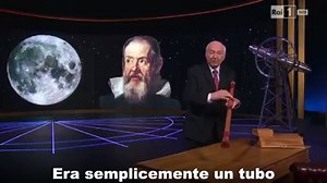 Galileo Galilei fu il primo a intravedere i crateri della Luna e a smentire così la credenza che Luna e pianeti fossero sfere perfette. Ci riuscì attorno al 1610 grazie all'invenzione del cannocchiale. Piero Angela mostra e spiega l'esatta riproduzione di questo strumento fornita dal Museo Galileo di Firenze. | SuperquarkRai