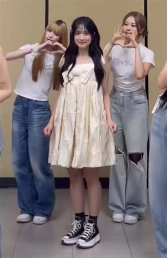 Lucu amaat. Jadi tweet ini quote tweet di bawahnya yang nanya, "Orang kalo ga minum-minum, ngerokok sama ngopi tuh gimana ya cara ngilangin stressnya?"Katanya, "Nonton video Hyeyoon yang ini." Lovable emangg