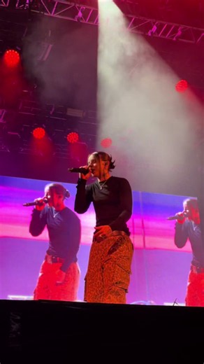 Young Miko interpretando “Colmillo” en el Roskilde Festival en Dinamarca.🤍 @baby miko 💗 #youngmiko #concert #latecheckouttour #foryoupage #puertorico 🎥: @Annacita ❤️‍🔥