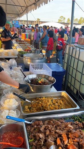 Jenjira Srangchat on Instagram: "ณ ศูนย์อพยพแห่งนี้ หน่วยงานดูแลผู้ออกแบบดีมาก คนไทยไม่ทิ้งกัน #ศูนย์อพยพ #food #คนไทยไม่ทิ้งกัน"