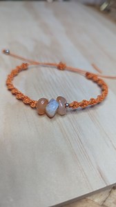 On apprend le micro macramé ensemble, épisode 2 tuto bracelet point spirale , je t'explique étape par étape ce nouveau point de micro macramé que j'ai appris pour que tu puisses toi aussi faire tes bijoux fait main ! #micromacrame #macrame #diybijoux #faitmain #diy #artisanat | Manzabull'