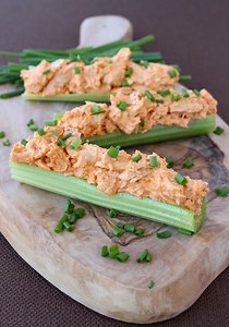 Buffalo Chicken Celery Sticks | A Low Carb ChickenRecipe | Mantitlement