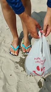 1.1M views · 10K reactions | Forma simples de limpar os pés cheios de areia! #dicas #viagem #LifeHacks #dicasdamamaezola | Dicas da Mamãezola | Facebook