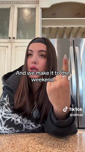 On repeat🔂 @Bloom Nutrition #bloompartner | sjbleau