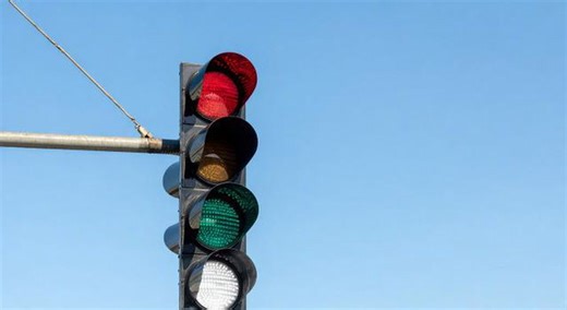 Semafori, arriva la luce bianca anche a Roma: cosa significa e a cosa serve