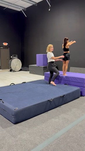 Level up your tumbling game!✨🖤 If you have the basics down, Level 2 Tumbling is your next step towards advanced skills. This class focuses heavily on correct form and consistency, ensuring every skill you learn is powerful and controlled. We cover crucial skills like: ✨Handsprings (Standing & Running) ✨Walkovers ✨Introductory Aerial Awareness It's time to refine your technique and prepare for complex combinations! 📈 Visit our website to view the schedule and register! https://blackhawkathletic