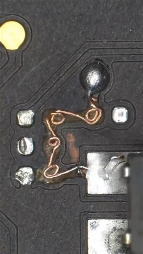Use a copper wire to repair the damaged PCB trace.#iphonerepair #smartphone