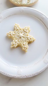 75K views · 193 reactions | Just the perfect amount of sparkle and sugar on this snowflake cookie ❄️懶 #royalicingcookies #oddlysatisfying #cookiedecorating #sugarcookies | Butterfly Bakes ATL | Facebook