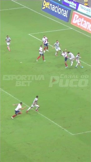 Unbelievable! Nothing is going right for Bahia! Willian misses a shot right in front of the goal!