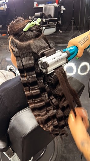 BRAIDS & STYLING on Instagram: "CRIMPED HAIRSTYLING 👀🙌🏽😍🔥🙏🏽! #hairstyles #crimping #hairstylist #hairideas #curlinghair"