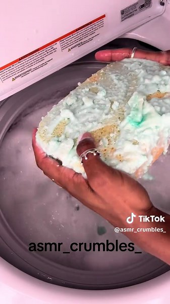 Breaking in these new 🧽 , I was so irritated with this whole load .. so why I thought I was recording at the beginning and my phone was dead the whole time … so that gain hot water paste I waited WEEKS to crumbles on camera.. I didn’t get it 😒. So so so irritated but I’m definitely going to do another whole box paste. The crumble was amazing . That paste is the result after broken down and adding some Pinol. Good morning Btw ♥️♥️ I hope you all have a good day and fantastic week .. Almost at 2