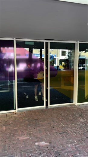 Oopsie Pillow on Instagram: "Ik mag het eindelijk delen: ik ben nu mede-eigenaar van @oopsie.pillow ! Wat begon als een eenmalige samenwerking smaakte al snel naar meer. Toen de mannen mij een half jaar geleden benaderden, was ik eerlijk gezegd behoorlijk sceptisch. Ik zei: “Stuur dat kussen maar op, dan zie ik wel of het écht werkt.” Inmiddels kan ik niet meer zonder. En onderhand velen met mij! De kussens zijn vanaf nu weer beschikbaar! Link in bio 🤩 • • • • • #adt #rietadt #fullsend #stevewi